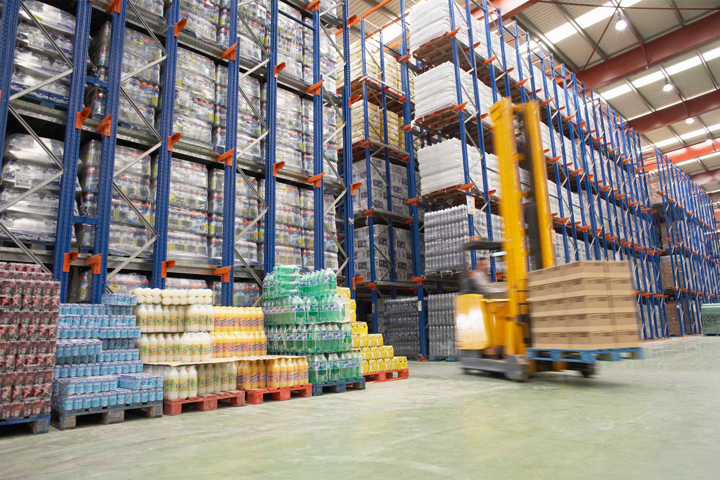 https://whitehawkcargo.com/wp-content/uploads/2015/09/Warehouse-and-lifter.jpg
