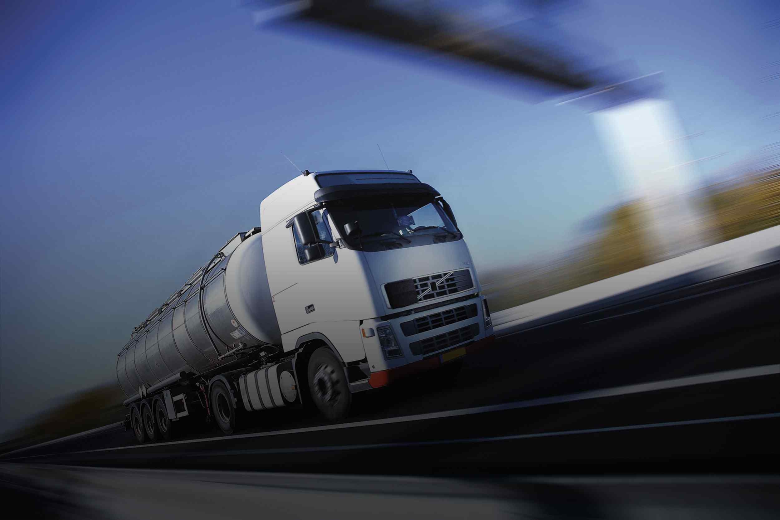 https://whitehawkcargo.com/wp-content/uploads/2015/09/White-Truck-single.jpg